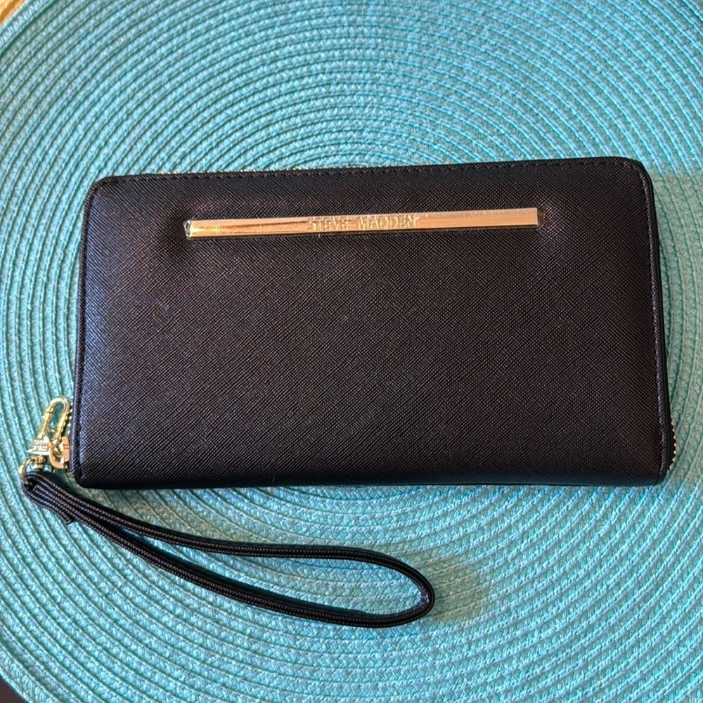 NWOT Gorgeous Steve Madden BZIPPY Black /Gold Zip All Around Wallet Wristlet